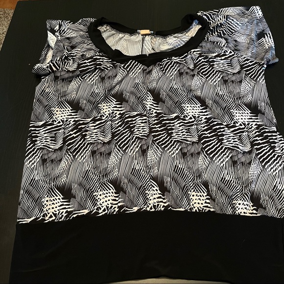 Black & White Patten Short Sleeve Polyester Top with Banded Bottom, Size 3X - Picture 2 of 4